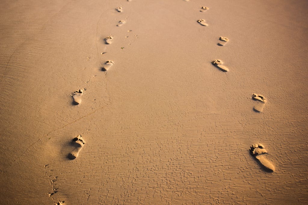 Fußstapfen im Sand